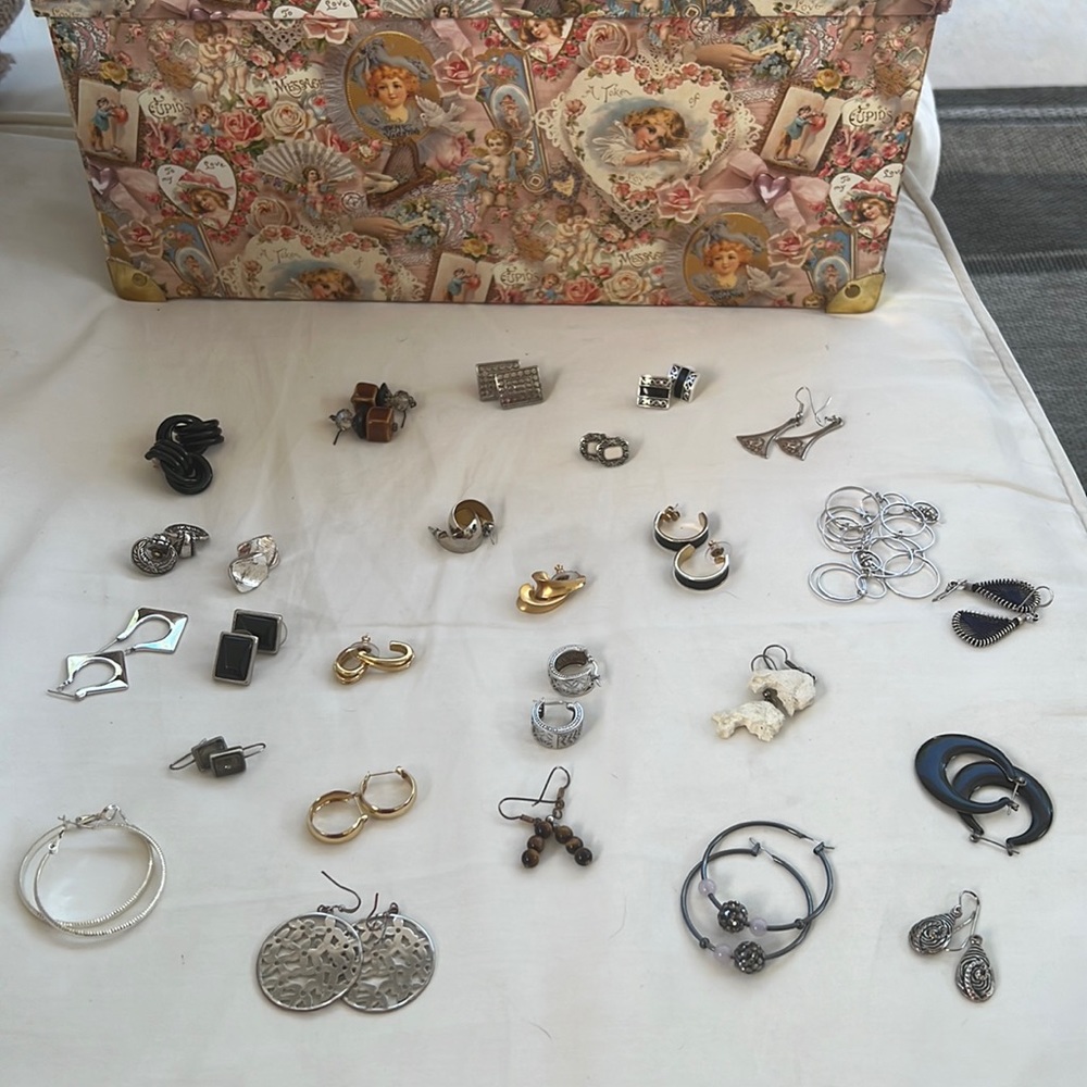 26 pairs of earrings all very diff. 💃🏼 Some expensive some not. Just a variety